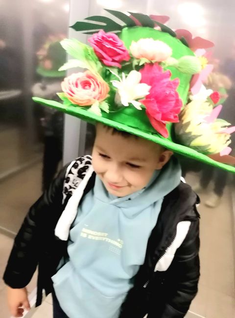 Kapelusz z papiery z kwiatami na pierwszy dzień
                                wiosny