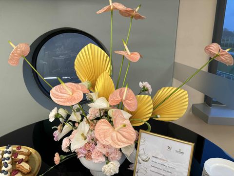 Kwiaty żywe i papierowe - kompozycja